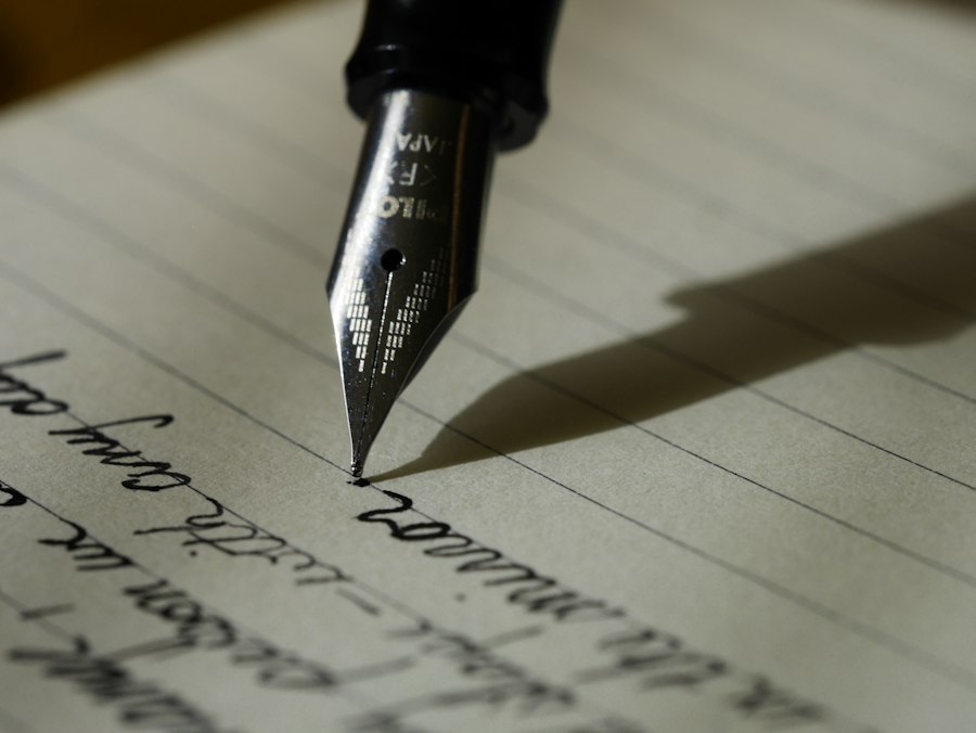 Pluma estilográfica escribiendo una carta